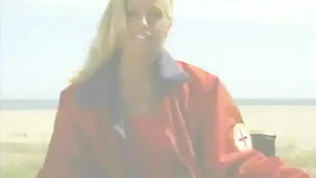 Loira gostosa com peitos grandes mostrando por trás