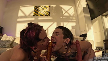 Lésbicas punk Ellah e Sammie fodem com peitos enormes