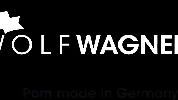 Pequena loira Kitty Blair chupa e engole