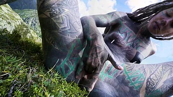 Blonde tatouée baise anale en extérieur POV