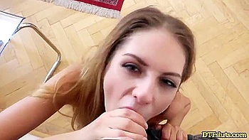 Rebecca Volpetti, 18-jährige blonde Amateurin, nimmt zwei große Schwänze im Dreier