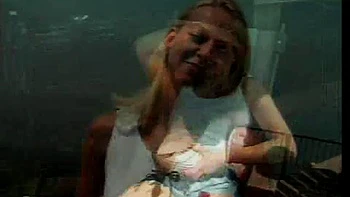 JC LV lèche la chatte de la bombe