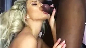 Loira dá boquete quente para BBC montando cowgirl