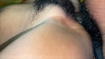 Heißer behaarter Freund fickt seine süße Freundin