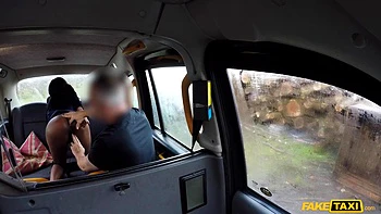 Schwarze Tussi fickt hart im dampfenden Taxi Anal und Blowjob