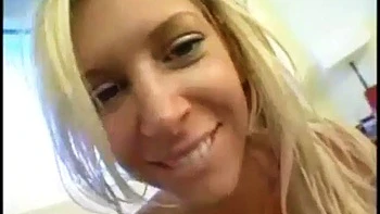 BB aux gros seins baisée à l'hôtel : pipe, levrette, cowgirl