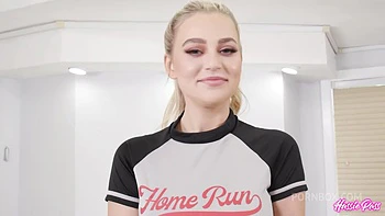 Blonde Blake s’étouffe sur grosse bite avant baise profonde