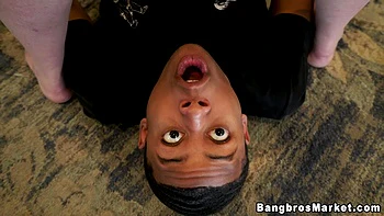 Madre gorda se sienta en la cara del hijastro