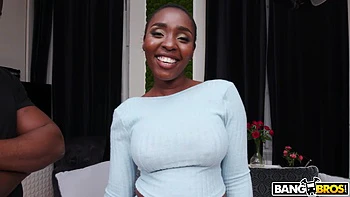 Брюнетка с большими сиськами принимает анальный и глубокий минет с лицом