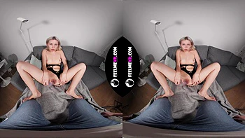 Blonde en bas résille jouit au gode