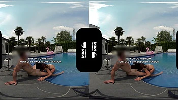 Morena a pelo de vaquera chupando polla en la piscina