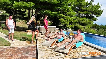 Shalina & Olivia tauschen Sperma nach Outdoor DP Gangbang