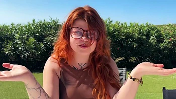 Alyson corre a ver a Marie para jugar con juguetes en lencería