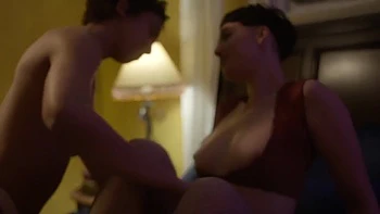 Lesbianas tatuadas follando duro en ambiente íntimo