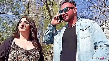 Adolescente ronde Elisa trompe son mec en casting public en levrette