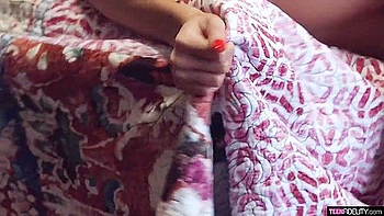 Kleine asiatische Schlampe Vina Sky fickt hart