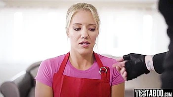 Dos ladrones cachondos penetran doble a milf rubia madura