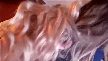 Freche blonde Stiefschwester passt auf und wird gefickt