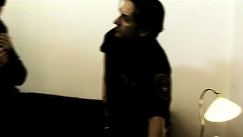 Brune salope nue dans un gangbang amateur à trois