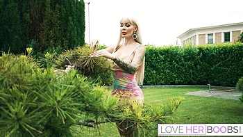 Dean Van Damme fickt Blondine mit riesigen Titten und Arsch