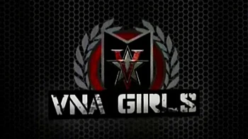 Milf Maggie se masturba com brinquedos nos peitos enormes na cozinha