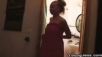 Jess loira russa se masturbando no chuveiro