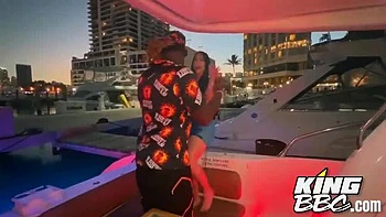 Latina aux gros seins Valerie Kay avale le sperme BBC - fellation doggy en plein air