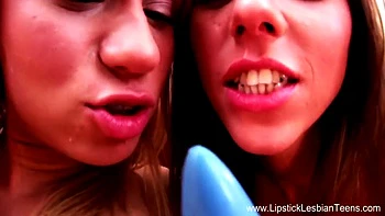 Лесбиянки-подростки 18+ играются с игрушками на кухне