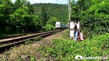 Брюнетка 18-летняя подросток кайфует от двух жестких херов