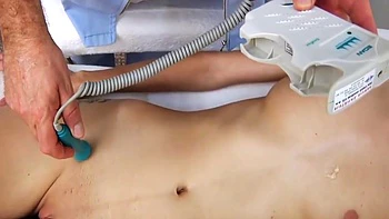 Jenny Smart se fait baiser l’anus par son gynéco