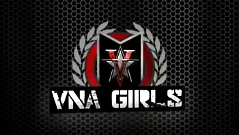 Charlee Chase fodendo o cu com brinquedos e se masturbando