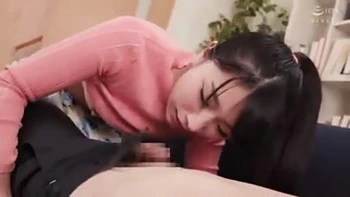 Perra totalmente expuesta chupando polla!