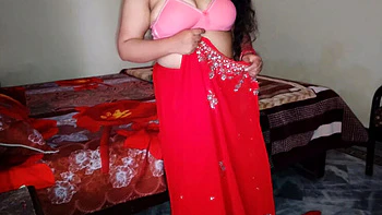Bhabhi desi de sari vermelho seduz Devar com peitos e bunda grande