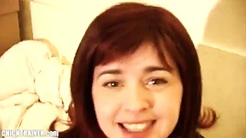 Amatrice suce et se brosse les dents avec du sperme