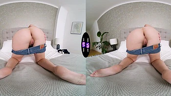 Brill Angel fode a própria buceta raspada com vontade