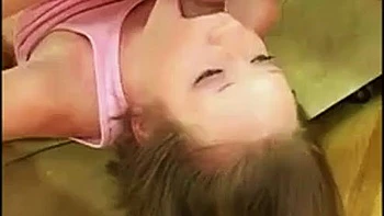 Фэйт Дэниэлс делает глубокий минет на маленьких сиськах