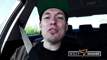 Kitty Blair hipnótica con garganta profunda y dedos