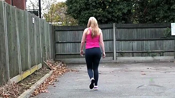 Астон Уайлд дрочит вибратором и пальцами с акцентом