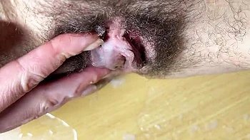 Desi Bhabhi LolaLola se corre fuerte con juguete en su coño peludo