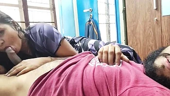 Belle belle-mère indienne suce le fils au centre commercial