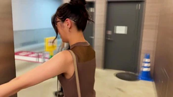 Japonesa fodida de pé com xixi