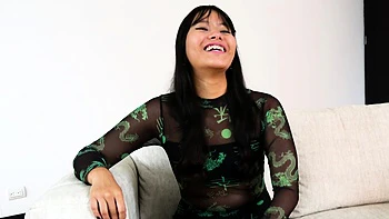 Латиноамериканка скачет на большом белом члене сзади