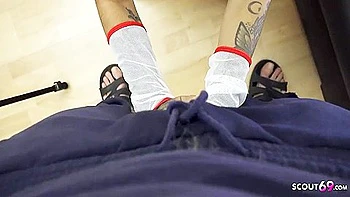 Petite latina Michy Perez suce un gros manche et prend l’anal