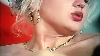 Blonde à gros seins baisée en bas vintage la nuit