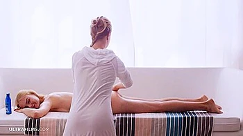 Nancy et Alecia se caressent et se lèchent en lesbiennes