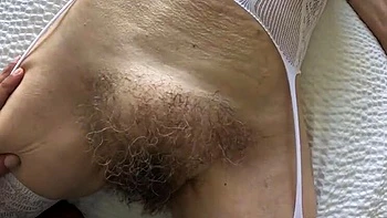 Волосатая французская бабка мастурбирует киску одна