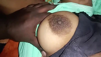 Nachbarin im Saree mit behaartem Fotze, ich massierte ihre Brüste im Bett