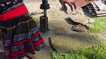 Ma femme nue se baigne en soutien-gorge blanc et culotte rose