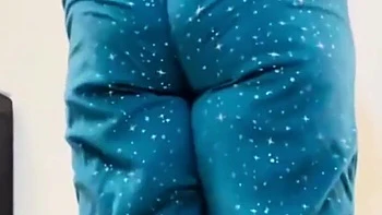 Stepsister BBW desi mueve su culo gordo sexy frente a cámara