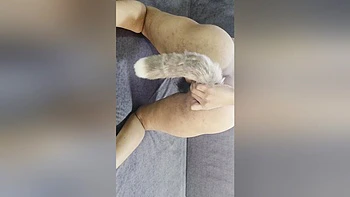 Amadora indiana fode a buceta peluda com plug de rabo